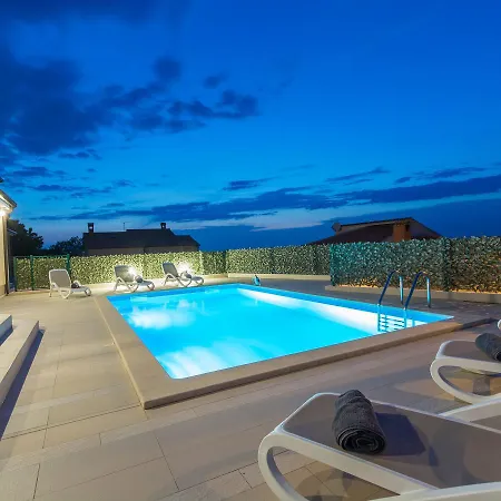 Cozy In Zbandaj With Swimming Pool Radmani