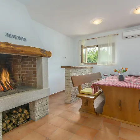 Villa Cozy In Zbandaj With Swimming Pool Radmani