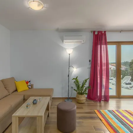Cozy In Zbandaj With Swimming Pool Radmani