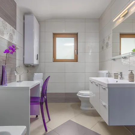 Cozy In Zbandaj With Swimming Pool Villa