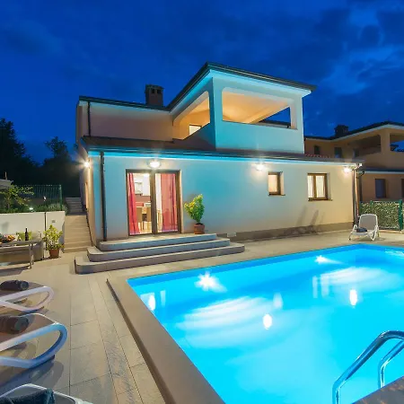 Cozy In Zbandaj With Swimming Pool Villa *