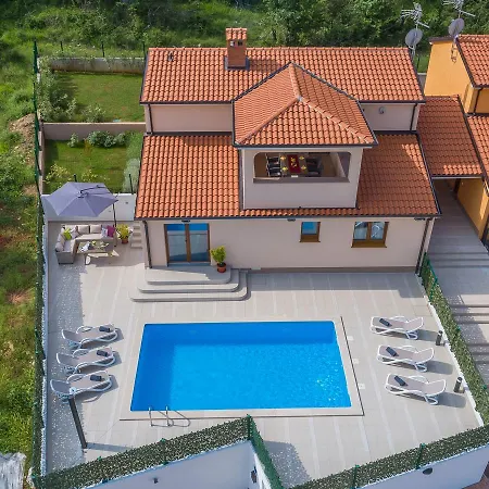 Cozy In Zbandaj With Swimming Pool Villa Radmani