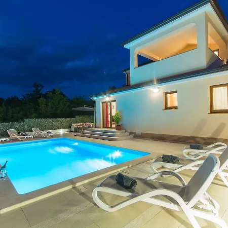 Cozy In Zbandaj With Swimming Pool *