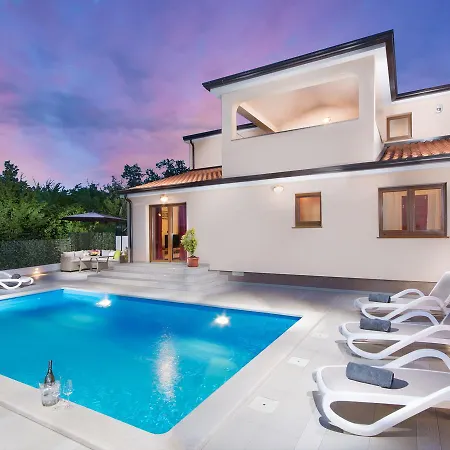 Cozy In Zbandaj With Swimming Pool Villa Radmani