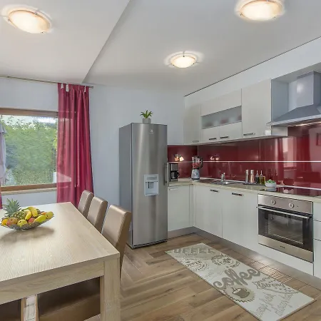 Cozy In Zbandaj With Swimming Pool Villa