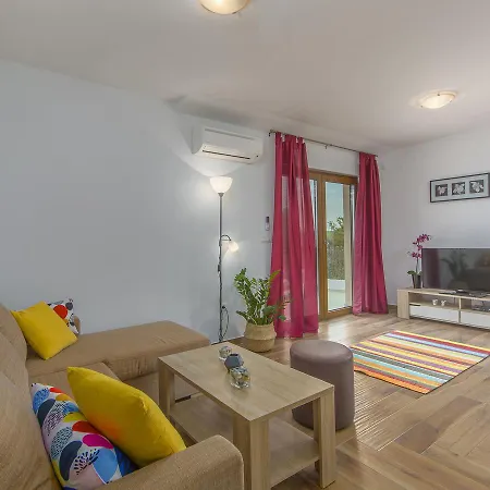 Villa Cozy In Zbandaj With Swimming Pool