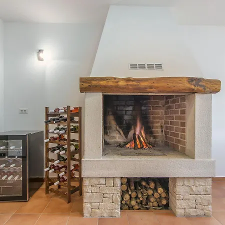 Cozy In Zbandaj With Swimming Pool Villa Radmani