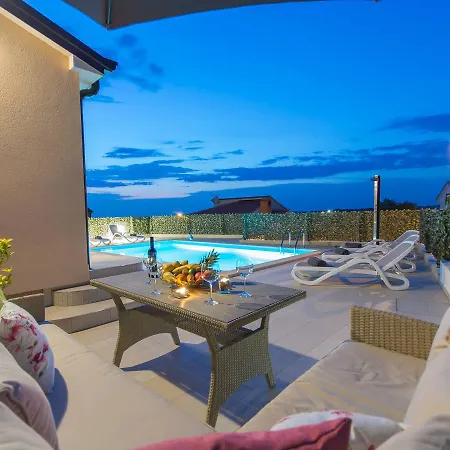 Cozy In Zbandaj With Swimming Pool *